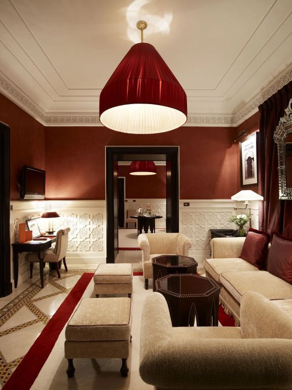 Stilvolles Wohnzimmer in der Prestige Suite mit eleganter Beleuchtung und gemütlichen Sitzgelegenheiten.