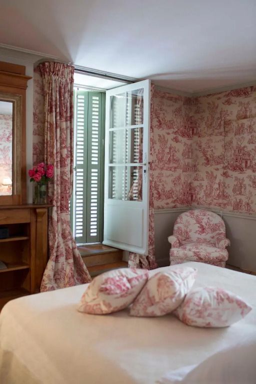 Charmantes Doppelzimmer mit traditionellem Dekor und elegantem Stoffmuster.