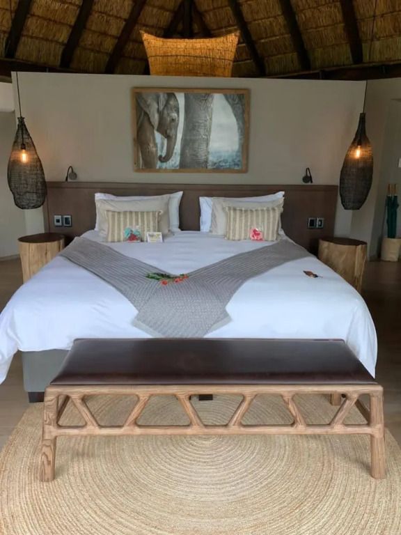 Luxus Suite mit großem Bett und afrikanischer Wanddekoration