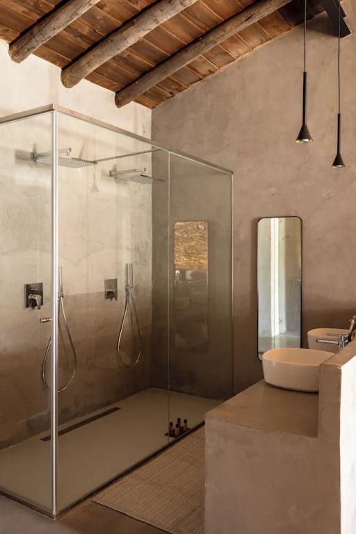 Moderne Dusche mit Glaswänden in der Deluxe Suite