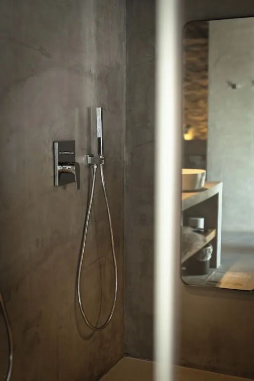 Moderne Dusche mit grauem Stein in der Superior Suite.
