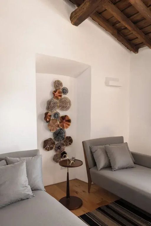 Sofaecke mit dekorativer Metallscheiben-Wanddekoration in der Superior Suite.