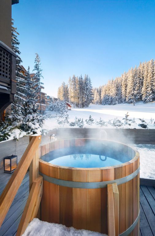 Privater Whirlpool im Freien mit Blick auf verschneite Bäume