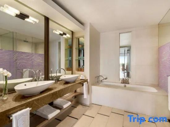 Modernes Badezimmer mit zwei Waschbecken und Badewanne
