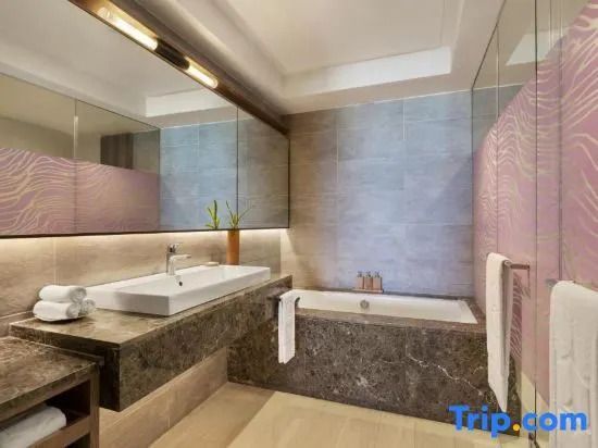 Badezimmer mit elegantem Design und Badewanne