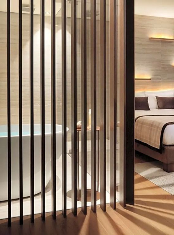 Luxusbadezimmer mit freistehender Badewanne und Bett im Lefay Resort Dolomiti