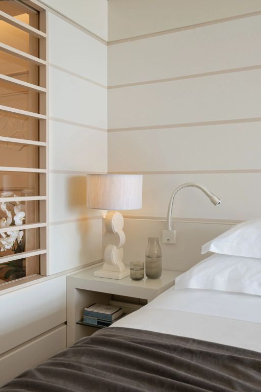 Nachttisch in der Family Suite mit Lampe und stilvoller Dekoration