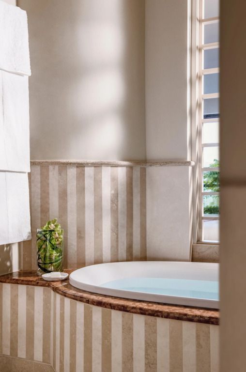 Luxuriöses Badezimmer mit runder Badewanne und stilvollen Fliesen