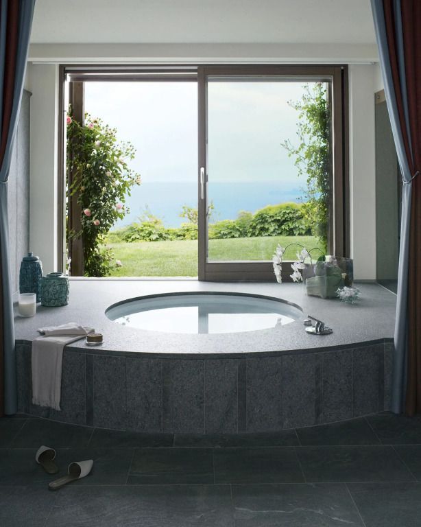 Whirlpool mit Blick auf den Garten und das Wasser