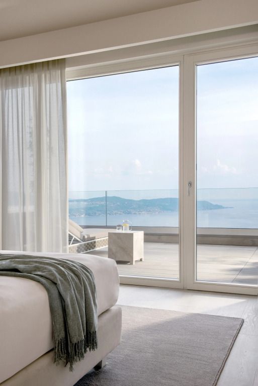 Helles Zimmer mit Blick auf den Gardasee und moderner Einrichtung