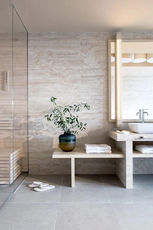 Luxuriöses Badezimmer mit Naturstein und moderner Beleuchtung