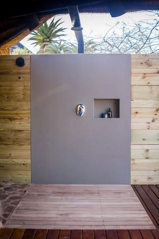 Minimalistische Außendusche mit Holzverkleidung