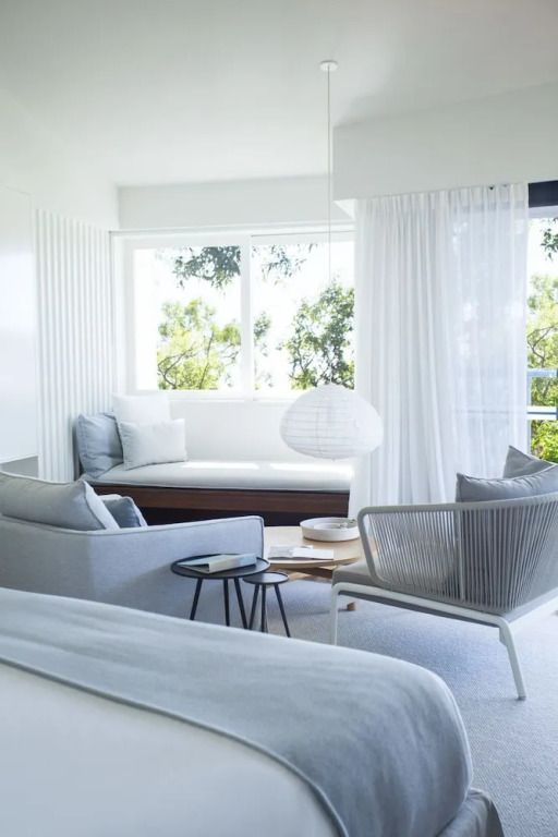 Gemütliche Sitzecke mit Ausblick im modernen Zimmer des Lizard Island Resort.
