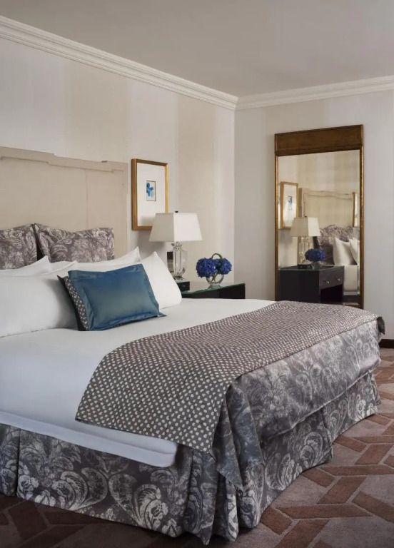Elegant eingerichtetes Zimmer mit Doppelbett und stilvollen Dekorationen.