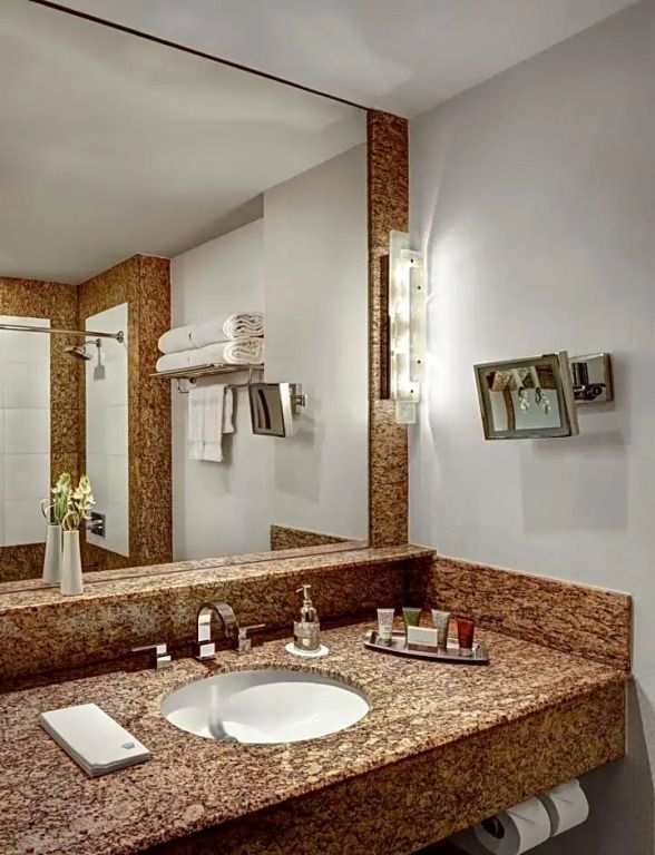 Luxuriöses Badezimmer mit Granitoberflächen und modernen Annehmlichkeiten.