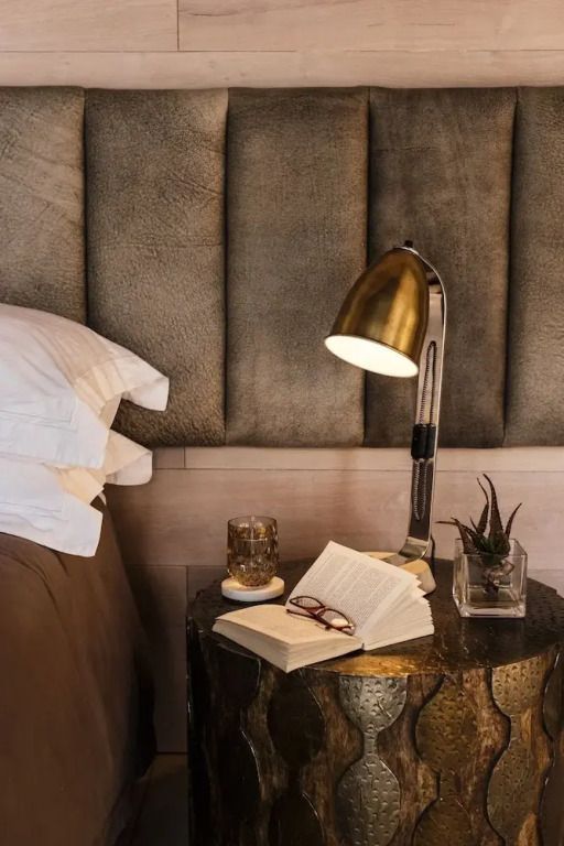 Nachttisch mit Lampe, Buch und Brille im luxuriösen Schlafzimmer