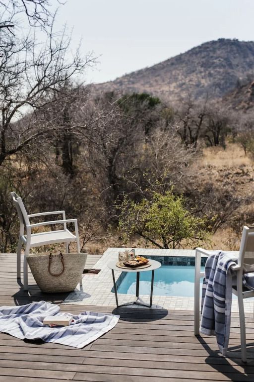 Private Terrasse mit kleinem Pool und Blick auf die Savanne