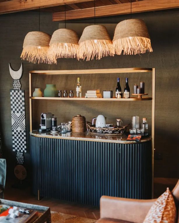 Schicke Minibar mit Hängelampen und Getränken im Hotelzimmer