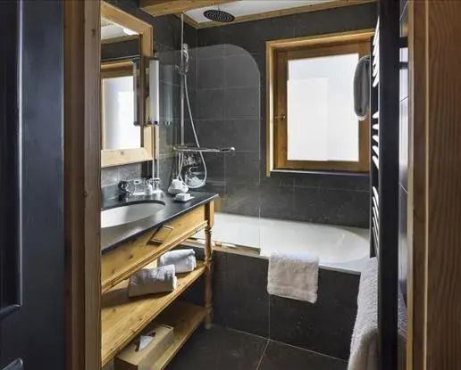 Stilvolles Badezimmer mit Badewanne und Holzdetails