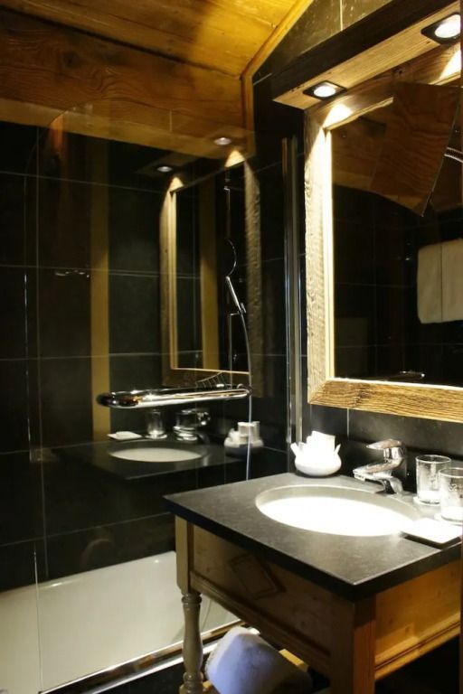 Modernes Badezimmer mit Holzdetails und eleganter Beleuchtung
