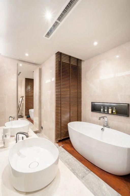 Modernes Badezimmer mit freistehender Badewanne und Doppelwaschbecken