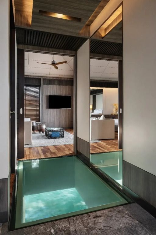 Villa-Innenraum mit stilvollen Designelementen und gläsernem Bodenabschnitt