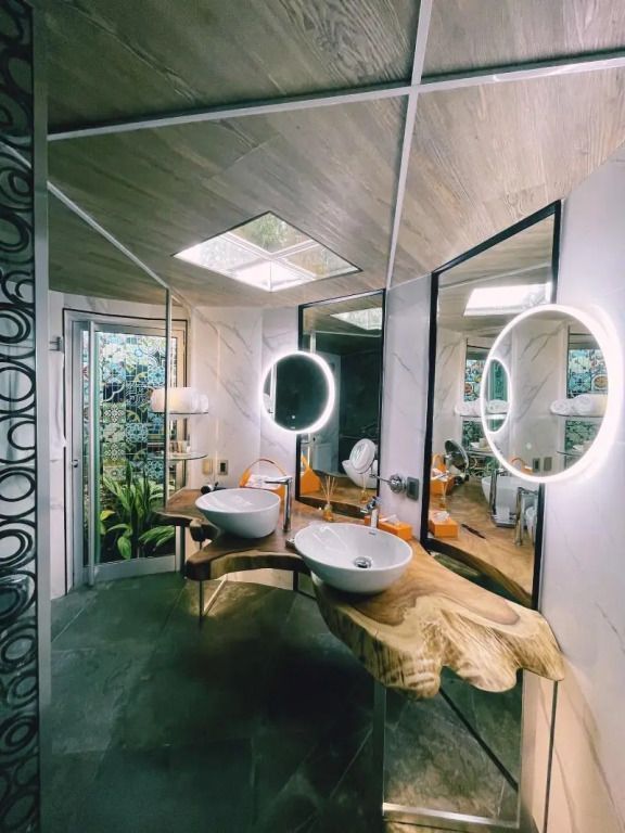 Modernes Badezimmer mit natürlichem Holzdesign und beleuchteten Spiegeln