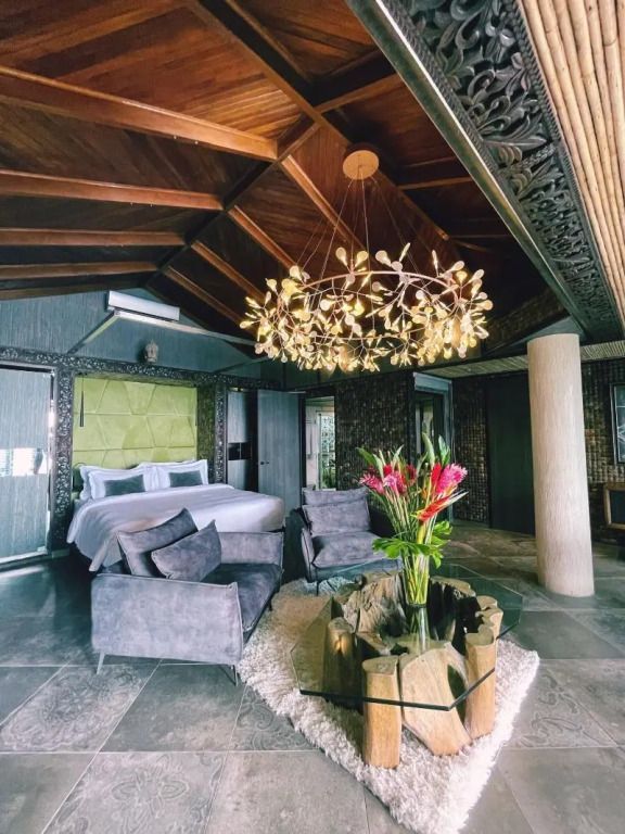Luxuriöses Schlafzimmer mit dekorativem Kronleuchter und eleganten Möbeln