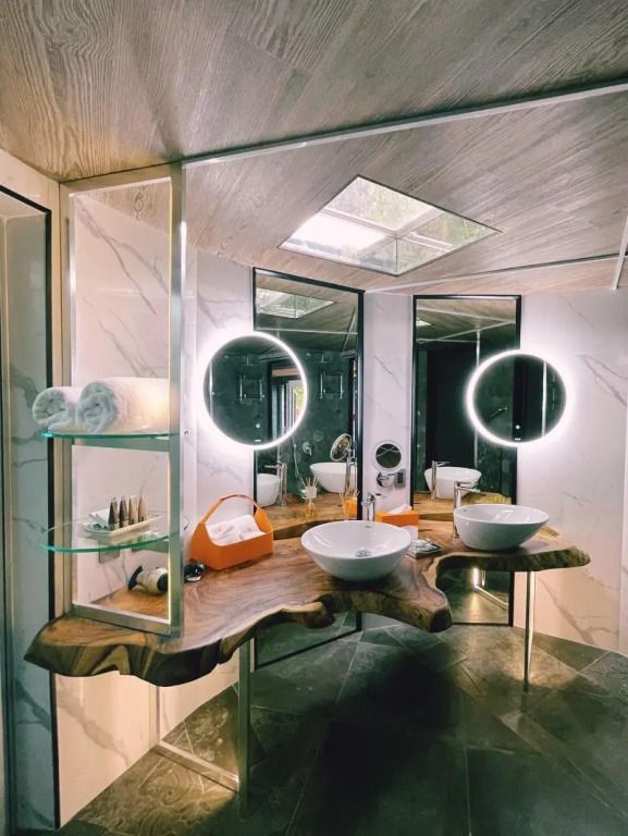 Schickes Badezimmer mit Doppelwaschbecken und natürlichen Holzdetails