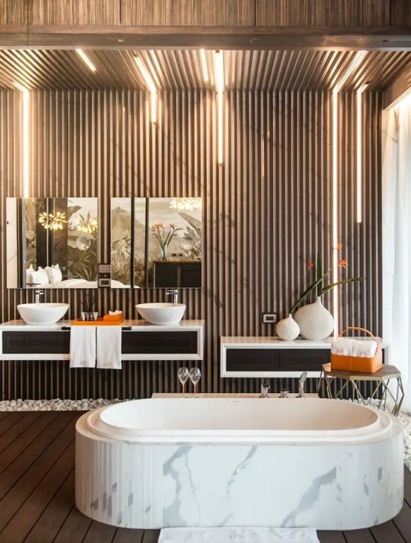 Modernes Badezimmer in der Premier Suite mit Doppelwaschbecken und Badewanne