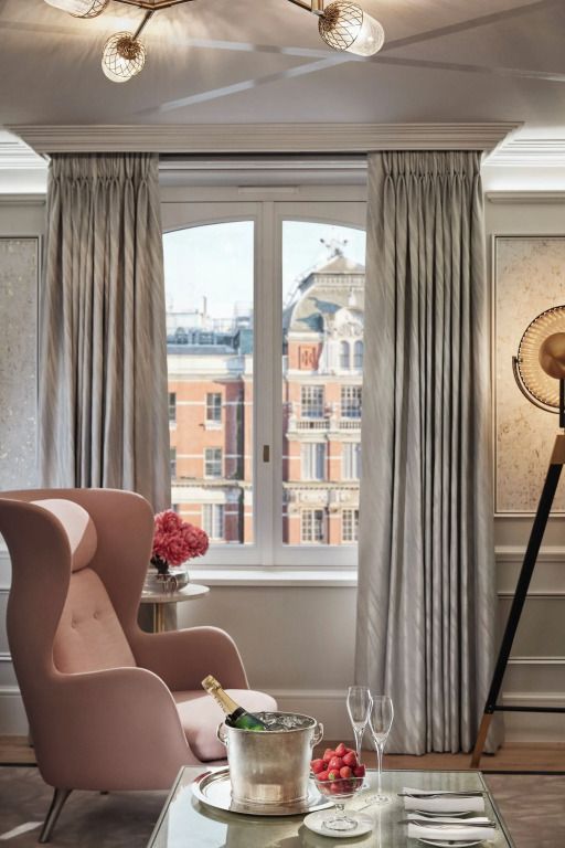 Fensterblick aus einem eleganten Raum auf ein historisches Gebäude in London.