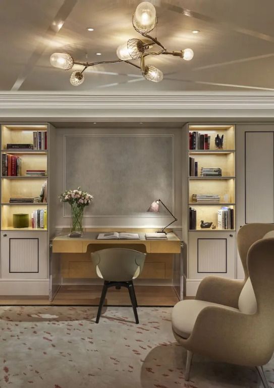 Stilvoller Schreibtischbereich mit Bücherschränken in luxuriöser Hotellounge