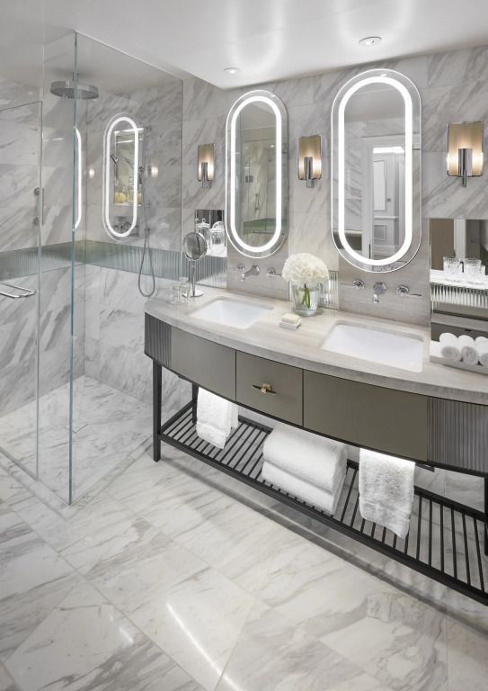 Luxuriöses Badezimmer mit Doppelwaschbecken und gläserner Dusche