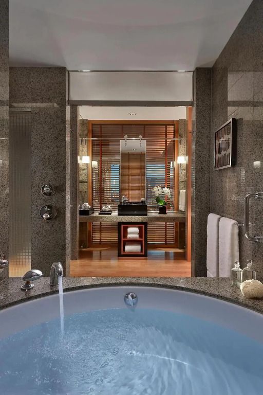 Luxuriöses Badezimmer mit großer Badewanne und stilvollem Design.