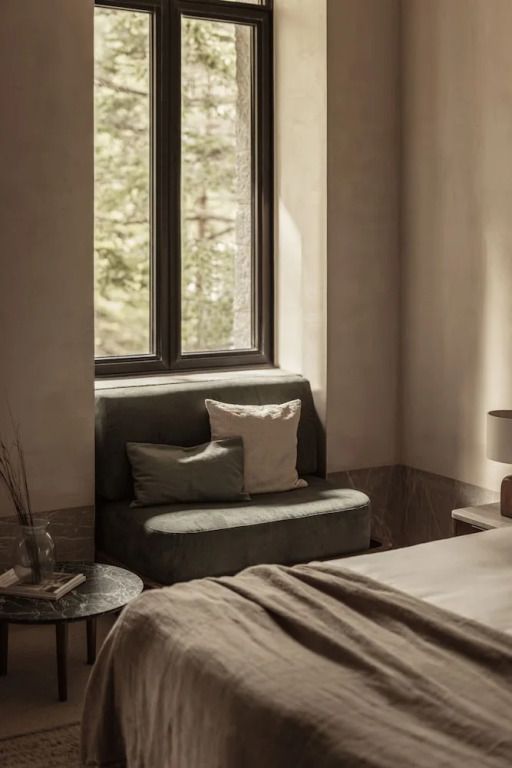 Fensteraussicht in einem Standard Doppelzimmer mit gemütlichem Sofa