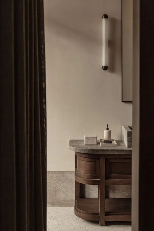 Blick auf einen modernen Waschtisch im Badezimmer
