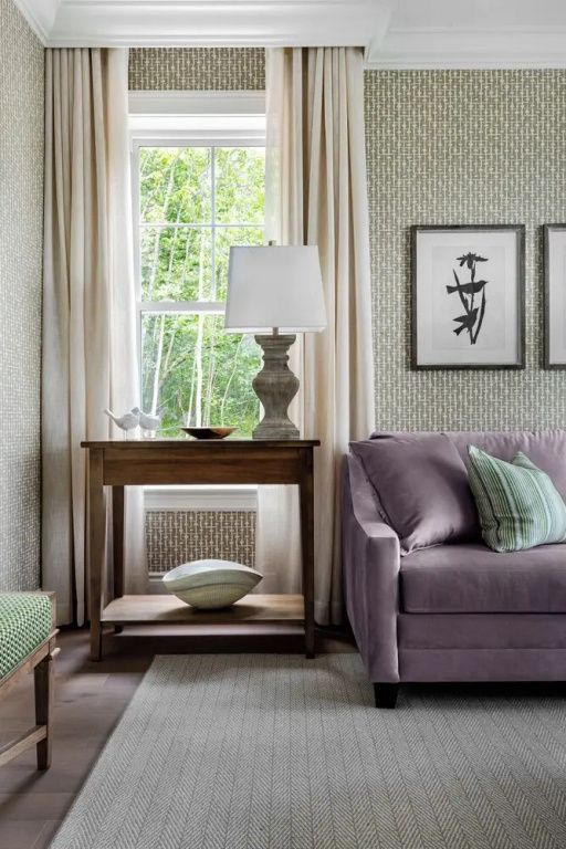 Wohnbereich mit Sofa, Beistelltisch und Stehlampe neben großem Fenster in Junior-Suite