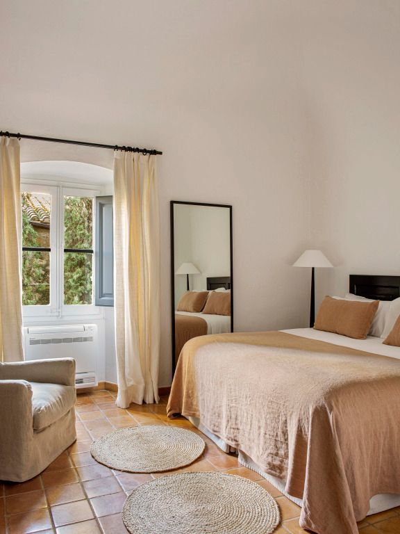 Helles klassisches Doppelzimmer mit Doppelbett und großen Fenstern