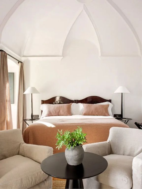 Luxus-Doppelbett im geräumigen Zimmer mit dekorativer Decke