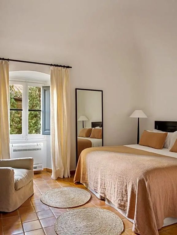 Standard Doppelzimmer mit Doppelbett und gemütlicher Sitzecke