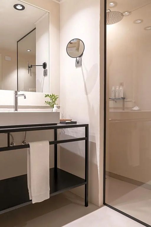 Modernes Badezimmer mit großem Spiegel und Pflegeprodukten