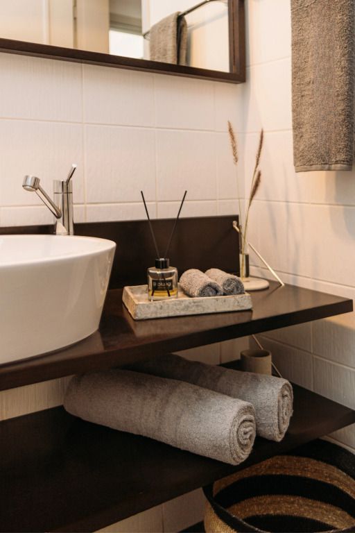 Stilvolles Badezimmer mit moderner Ausstattung und Dekoration