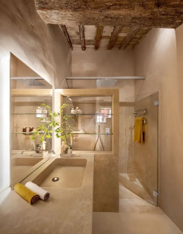 Modernes Badezimmer mit großem Spiegel und dezenter Dekoration