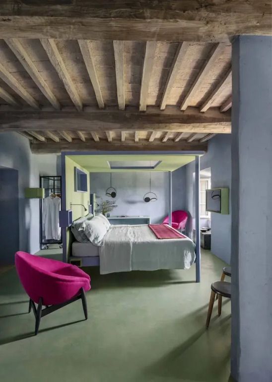 Helles Schlafzimmer mit Himmelbett und lebhaften Akzentfarben