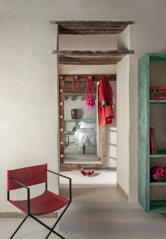 Elegantes Schlafzimmer mit Holzbalken und heller Einrichtung.
