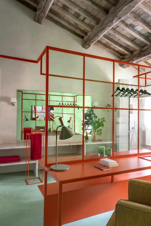 Moderne Suite mit offener Raumaufteilung und Spiegelwand
