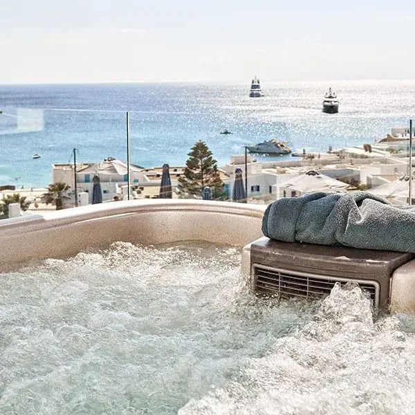 Whirlpool auf der Terrasse mit atemberaubendem Meerblick und luxuriösem Ambiente.