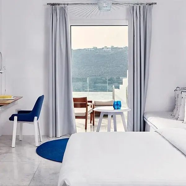 Helles Grand Blue Doppelzimmer mit Meerblick und minimalistischem Stil
