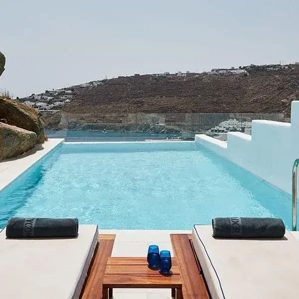 Infinity Pool mit Blick auf die umliegende Landschaft von Mykonos