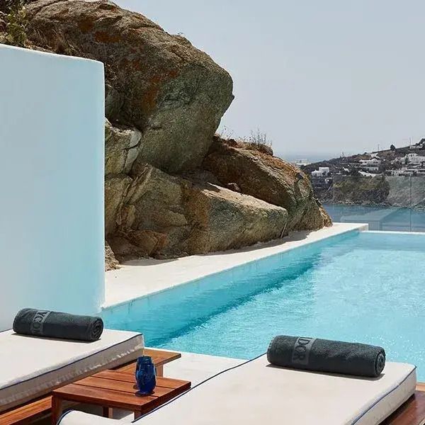 Eleganter Poolbereich mit luxuriösen Liegen in ruhiger Umgebung